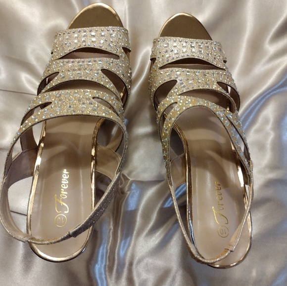 Beautiful Gold Rhinestone Elegant Event Shoe - Picture 1 of 6